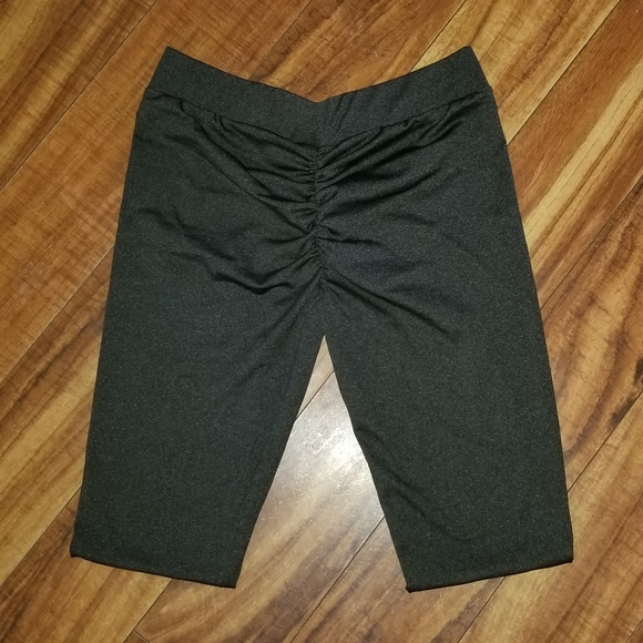 RUCHED BUTT LEGGINGS - Picture 2 of 5